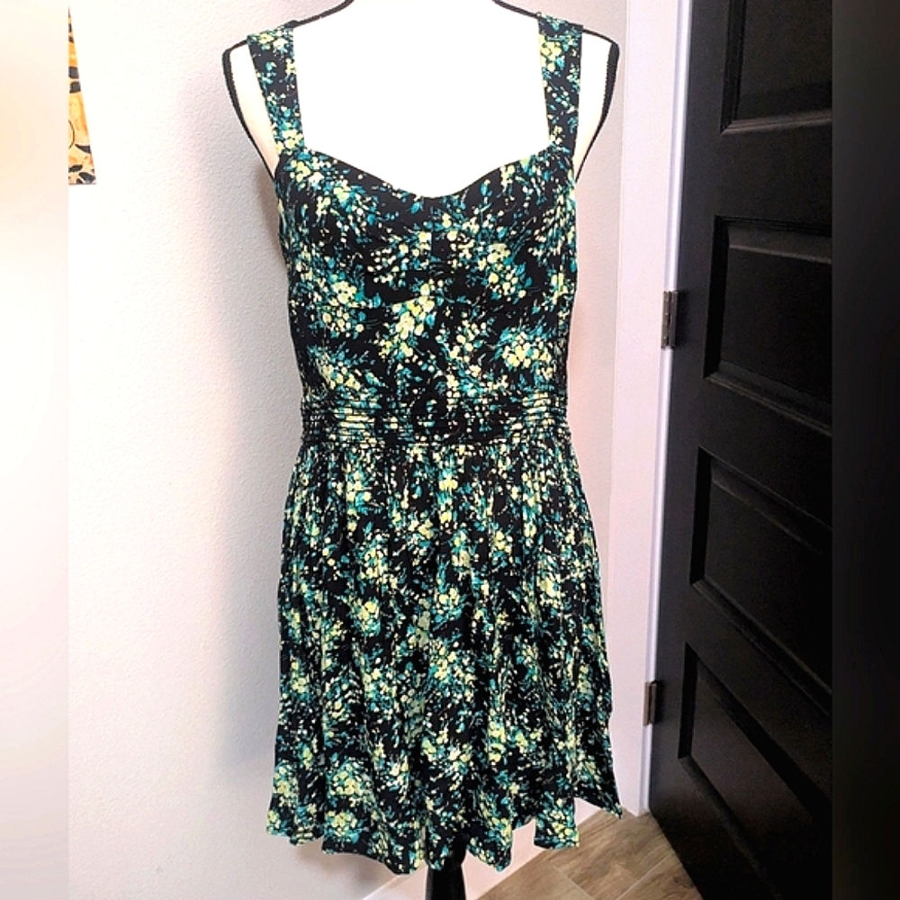 NWT! Cute sleeveless knee length dress with side zipper. Banded waist & pleats